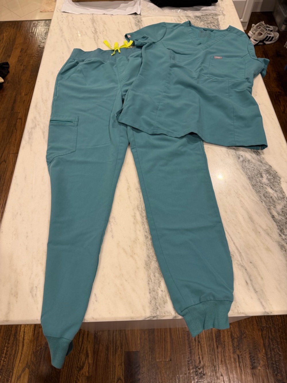 Figs Teal Scrub Set - XS Catarina Top and S High Waisted Zamora Jogger Pants